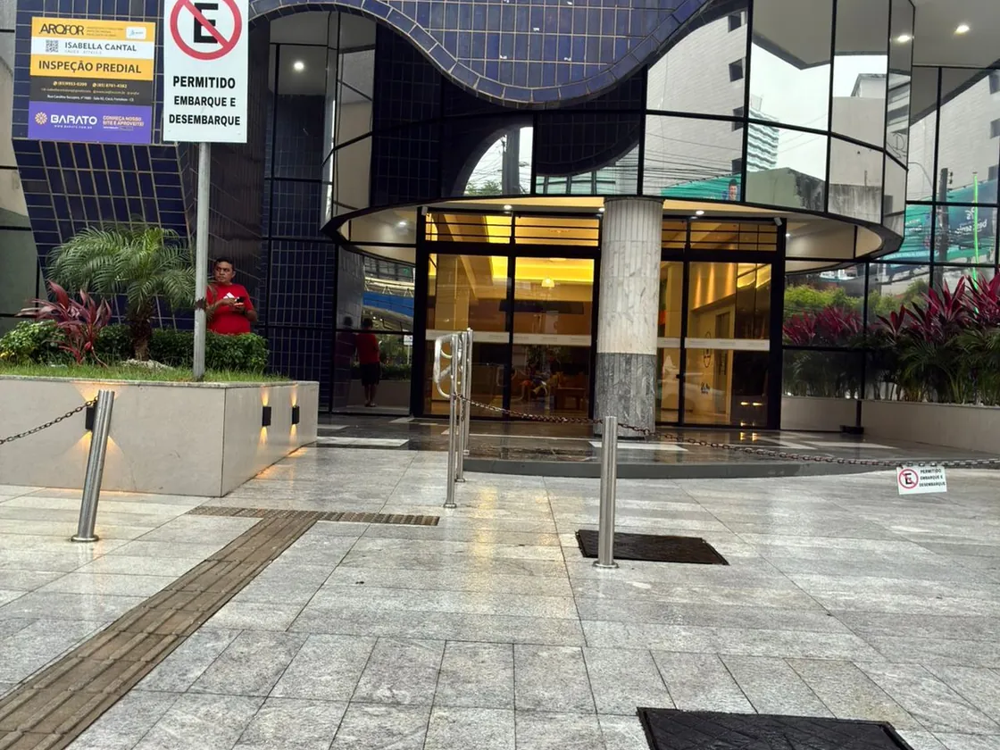 Entrada da Torre Sancarlo, centro de negócios em Fortaleza, com fachada curva em pastilha azul.