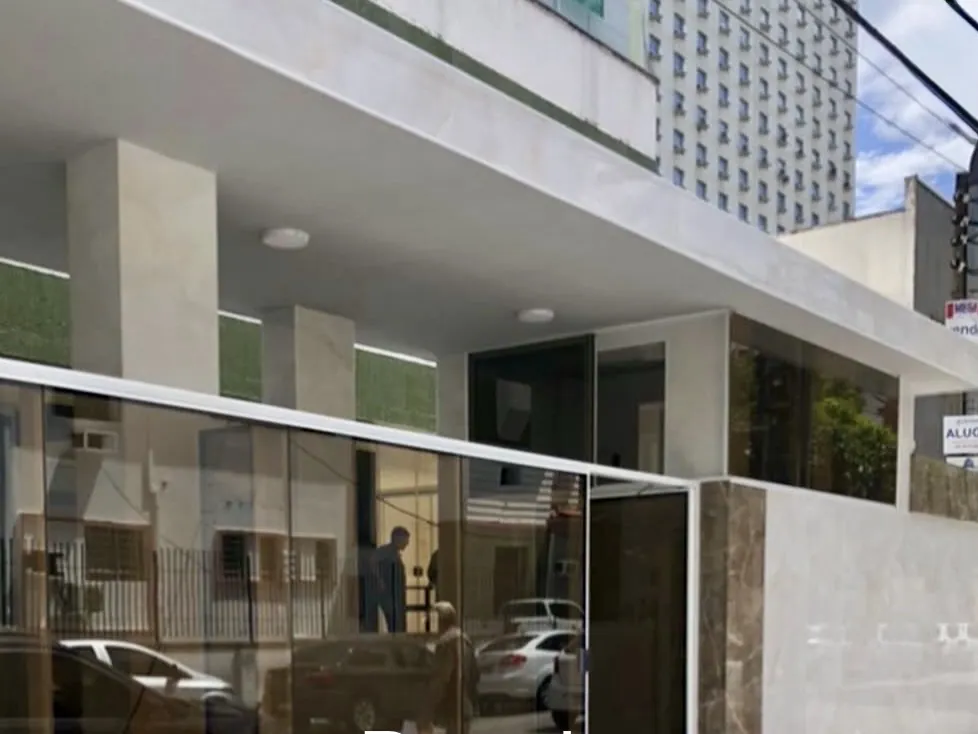Fachada comercial depois do retrofit, com vitrine em vidro temperado e base em mármore.